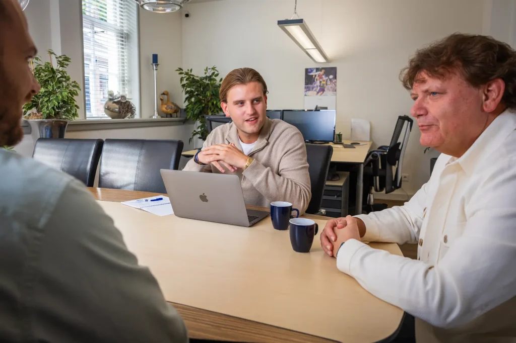 Overleg bij Wispaja
