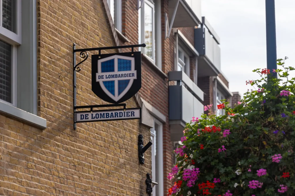 Het uithangbord van De Lombardier aan de gevel